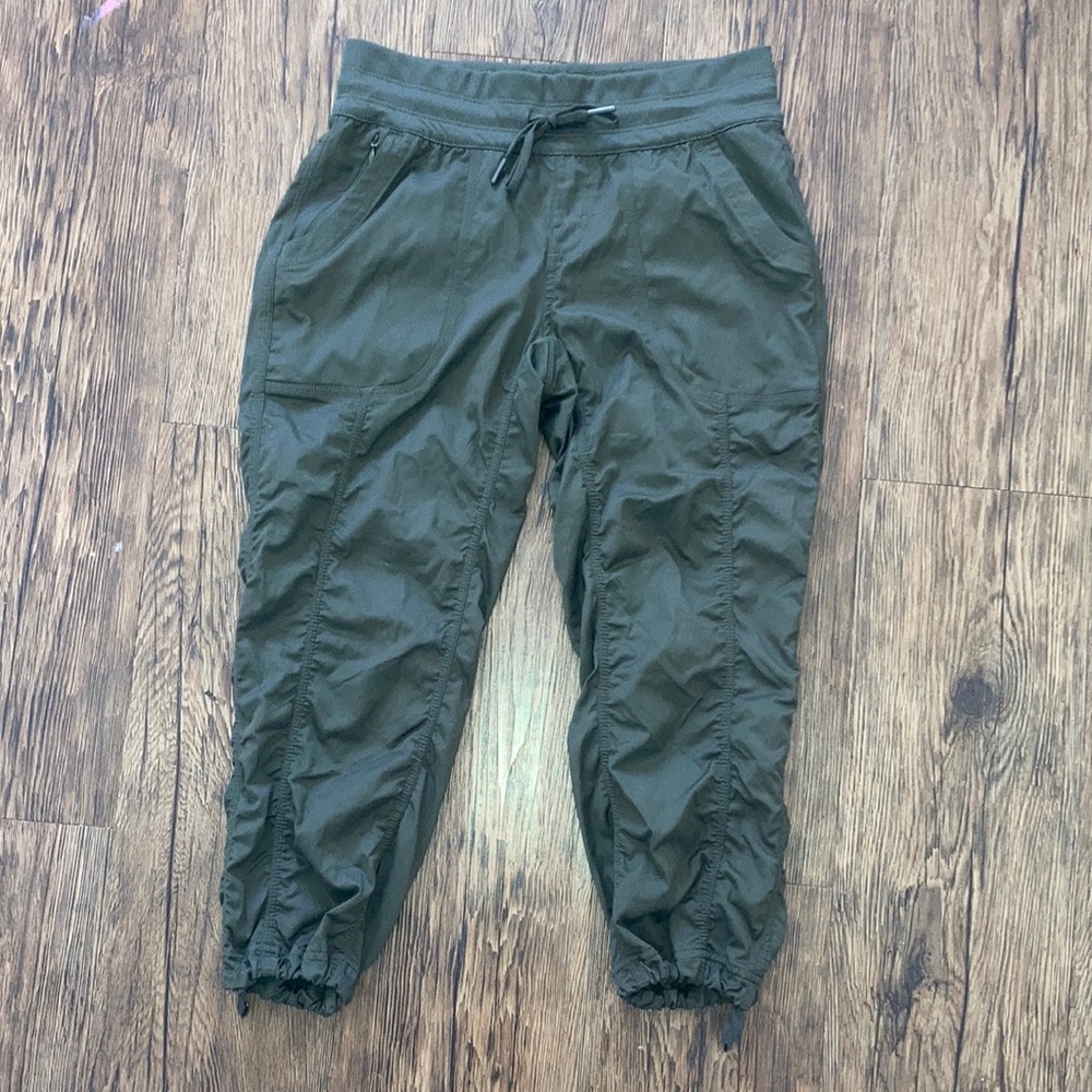 women’s green capri pants